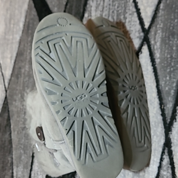 UGG BAILEY BUTTON CLASSIC SHORT GRAY BOOTS PRICE FIRM - Picture 12 of 12
